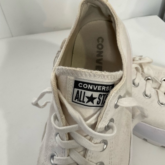 Converse Women’s White Chuck Taylor All Star Lugged Low Triple Sneakers Size 10. - Picture 3 of 11